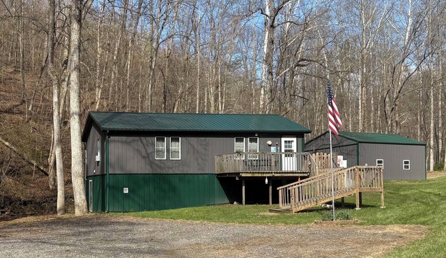 Enjoyable 3-bedroom house along a nice creek near Tar Hollow State Park