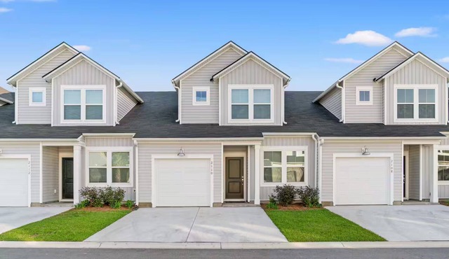 Enjoyable 3BR Beach Escape + Community Pool