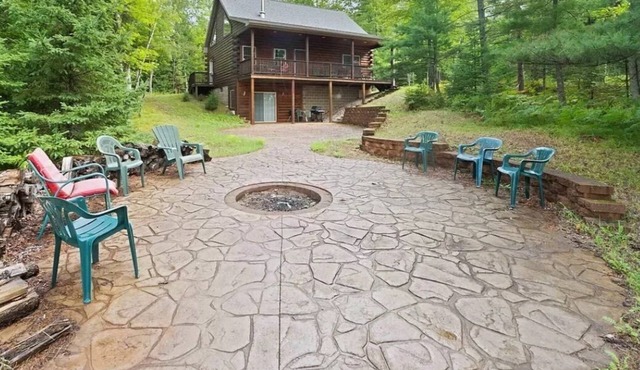 Enjoyable 4-bedroom cabin with AC in Niagara, on a private 56 acre lake