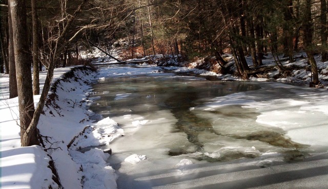 Enjoyable 4-bedroom house with fire stove and creek in charming Hankins