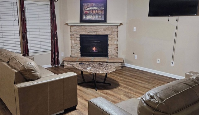 Enjoyable 5-bedroom house with hot tub in Indianapolis. 9 min to airport.