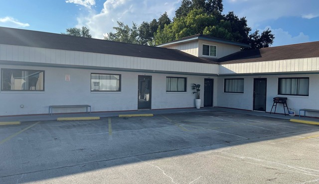 Enjoyable hotel with AC in charming St. Marys