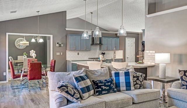 Enjoyable/Spacious 3bd Farmhouse