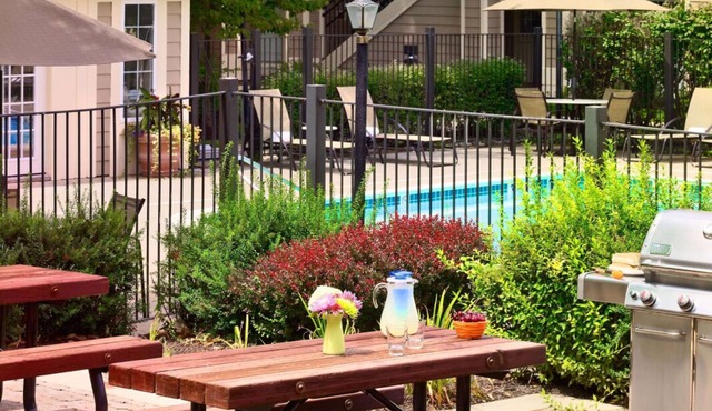 Enjoyable Stay! Pet-friendly Unit, Comes w/Free Parking!
