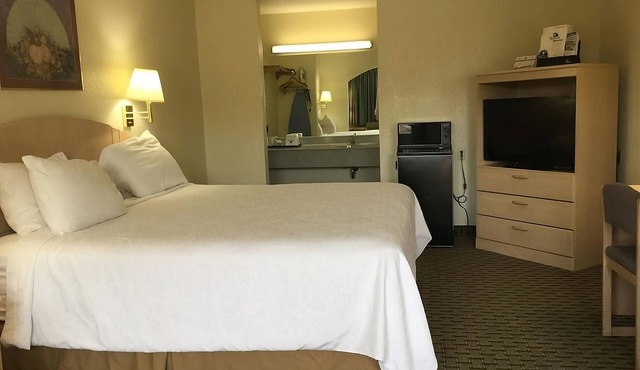 Enjoyable Stay! Seasonal Pool, FREE Breakfast, FREE Parking, Pet-friendly!