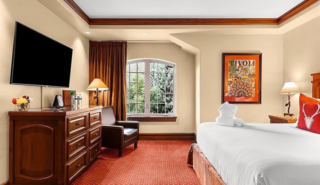 Enjoyable Stay! with Hot Tub and Parking! Close to Vail Golf Club!