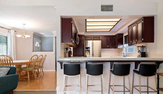 Enjoyable townhome with AC in vibrant Los Angeles
