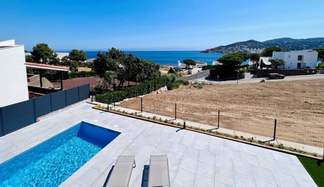 ENJOYABLE VILLA WITH POOL IN A PRIVILEGED AREA