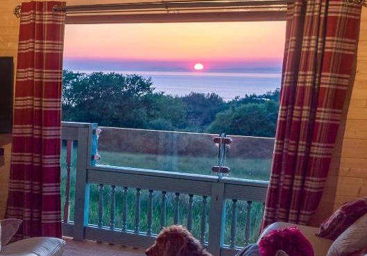 Enlli Fach cabin sleep's 2 adults and 2 children 2 dogs welcome not suitable for contract workers due to parking height restrictions