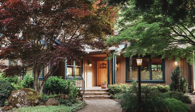 Enology House has hot tub and fireplace close to Newberg. Explore wines here.