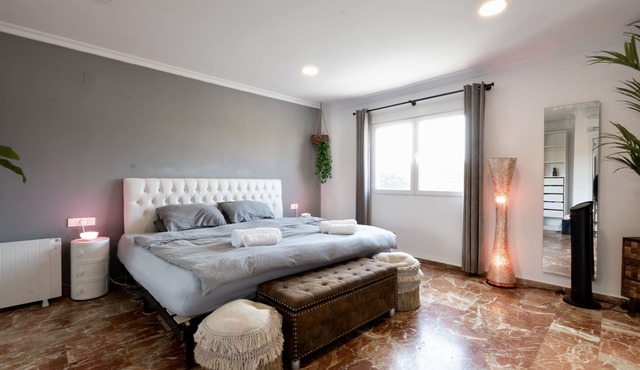 Enormous 2-Story Chalet close to the Beach and the Turia and City of Arts!