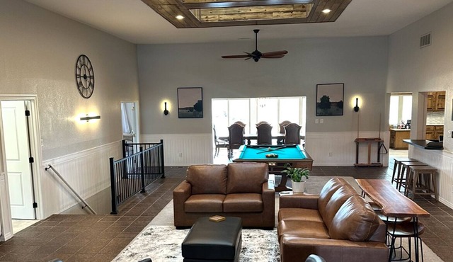 Enormous Home On Golf Course. Newly renovated - Sleeps 21!