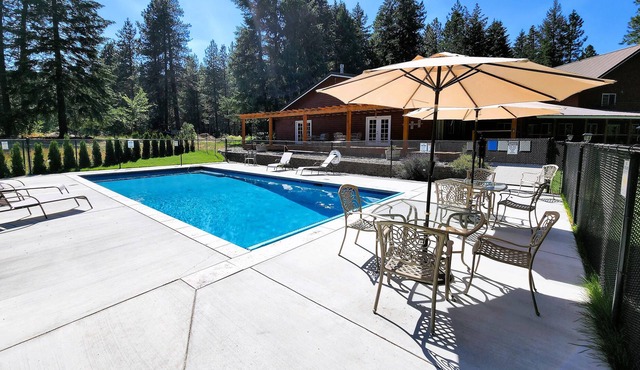 Enormous Mountain Lodge - POOL / HOT TUB / Pool Table / Chef Kitchen