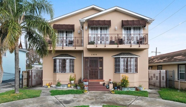 Enormous NOLA Mansion w/King Suite & Parking