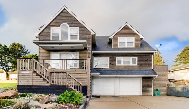 Enormous ocean-view homes with firepit & deck - short walk to the beach