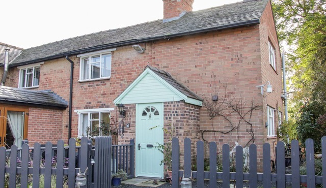 ENSDON LEA COTTAGE, pet friendly, with a garden in Nesscliffe