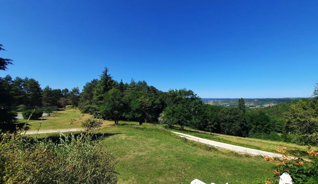 Ensemble de 3 Maisons Avec Belle vue sur la Dordogne et Piscine