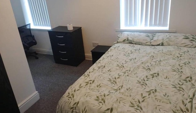 Ensuite Double-bed (R3) close to Burnley city centre