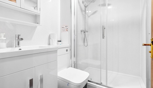 Ensuite Double – Godino Hotel by Ilford Station