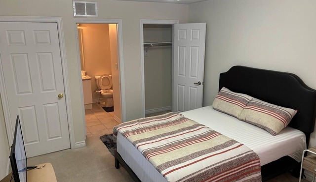 Ensuite room in 3 bedroom townhouse in Brampton