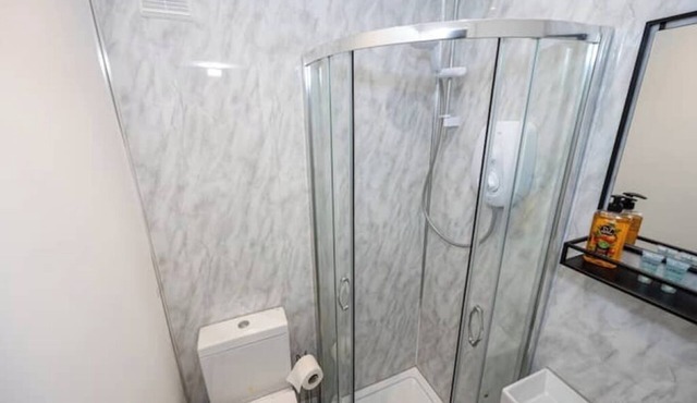 Ensuite Rooms - Long Stays Welcome