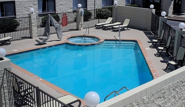 Ensuring a Very Comfortable & Memorable Stay! Outdoor Pool, Free Parking!