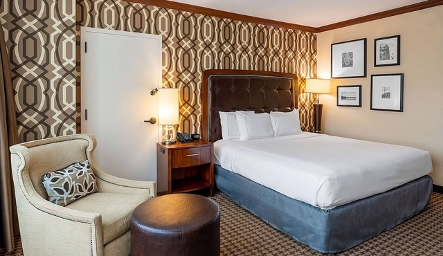 Ensuring a Very Comfortable & Memorable Stay! Onsite Pool, Onsite Parking!