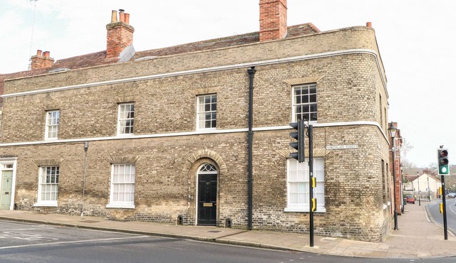 ENTERPRISE HOUSE, character holiday cottage in Bury St Edmunds