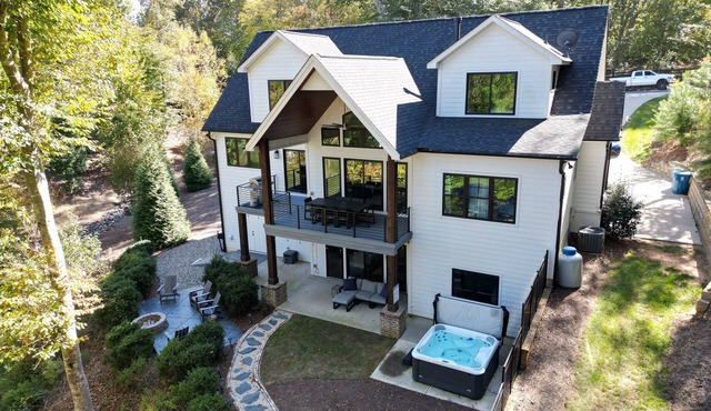Entertain, Enjoy Friends and Family - amazing amenities inc hot tub!