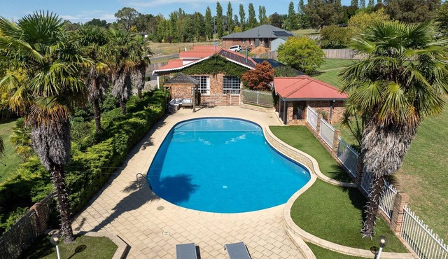 Entertainer's Dream - 6 Bedroom Home, Sleeps 17