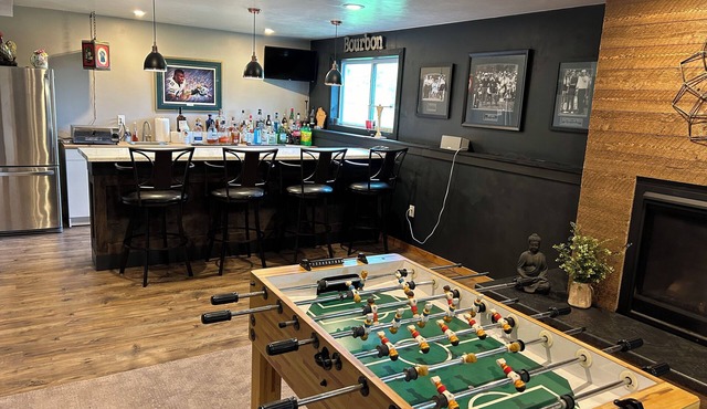 Entertainer's Dream - Quick drive to Lambeau - Hot Tub, Bar, & 85" TV.