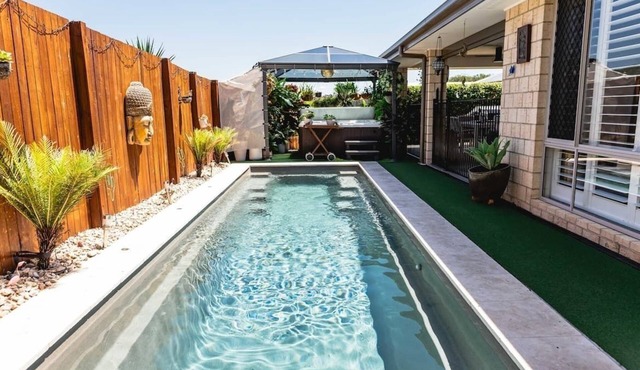 Entertainer's paradise pool, Spa, Movie room pet friendly, close to Aust Zoo!