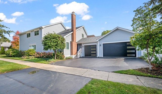 Entertainer's Dream Home: Expansive Kitchen, Wet Bar & Walk to Everything!