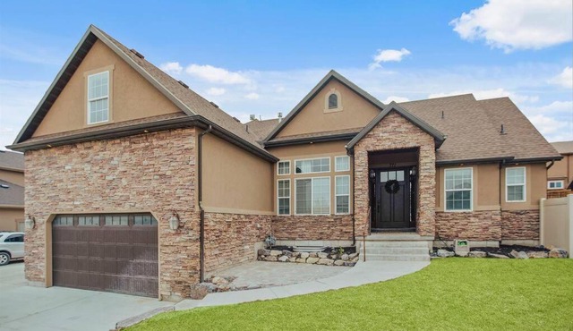 Entertainment dream Large Home with 7 bedrooms sleeps 20+
