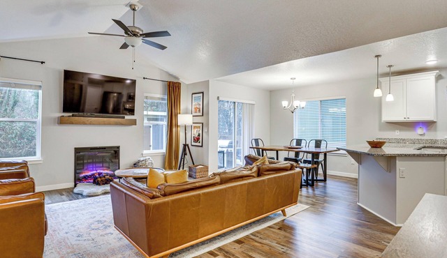 Entertainment Shed! Pet-friendly Oregon Coast Home