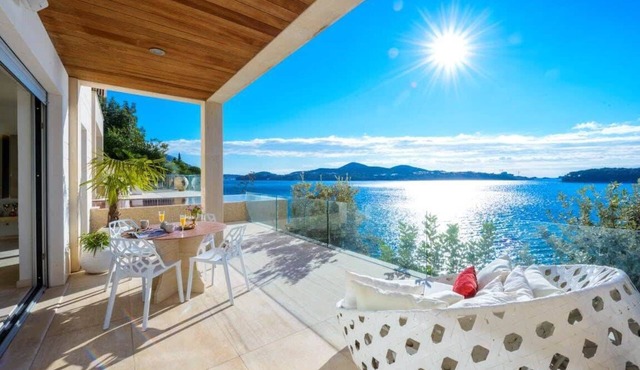 Enticing Seacoast Villa at the Edge of the Adriatic Sea
