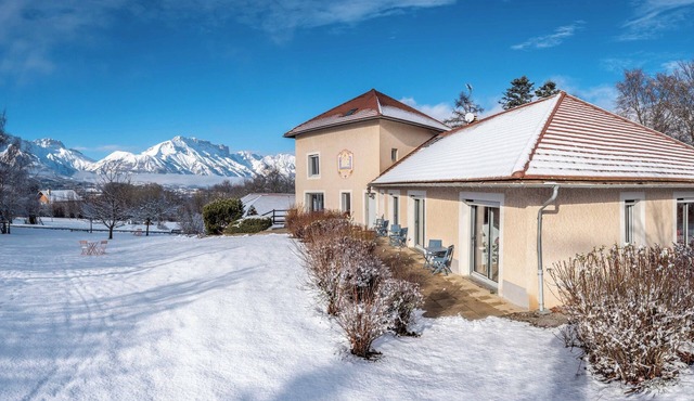Entire house with spa in a unique setting! view of the mountains.