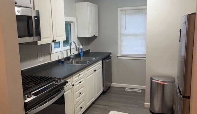 Entire 1BR House w/spacious driveway