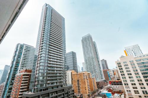Entire 1BR - Walk to CF Toronto Eaton Centre Yonge Dundas Square Prime Downtown