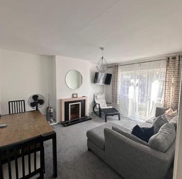 Entire 2 bed apartment - Up to 4 guest - 10 min from station & town centre