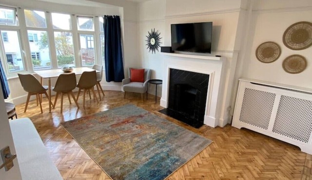 Entire 2 bed property, 1 road back from the sea