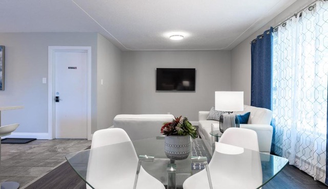 ENTIRE 2 BEDROOM APARTMENT UPTOWN WATERLOO - e3