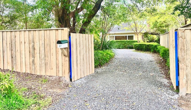 Entire 2 bedroom cottage in lower blue mountains - close to amenties and train!