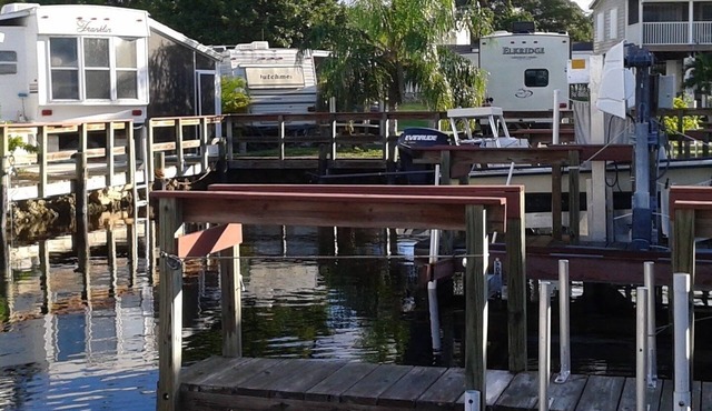 Entire 2 Bedroom Fishing Trailer on island, use of Boat Dock , marina, and WIFI