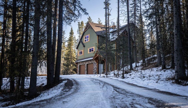 Entire 2 Bedroom Guest Suite with Laundry, Minutes from Bragg Creek!