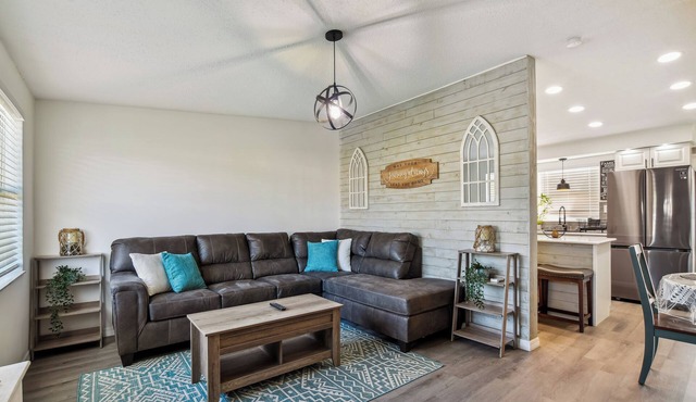 Entire 2-bedroom house with three beds, AC and WiFi in Port Richey