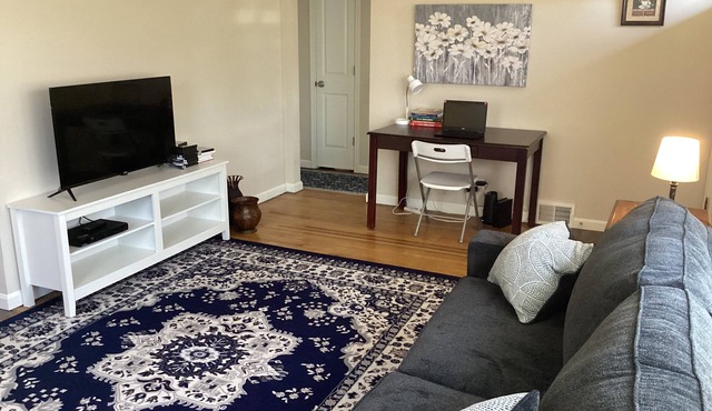 Entire 2 bedroom House with Living Room, close to all.Sleeps 6.