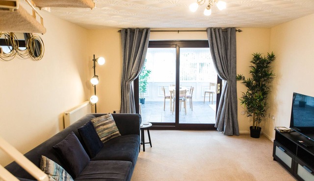 Entire 2 Bedroom House near Derriford with Parking