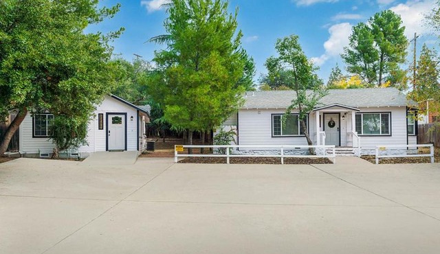 Entire 2 Bedroom Pet Friendly Cottage Home