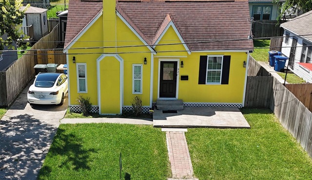 Entire 2-bedroom house in Corpus Christi with CAL KING BED,EV-CHARG AC, WiFi